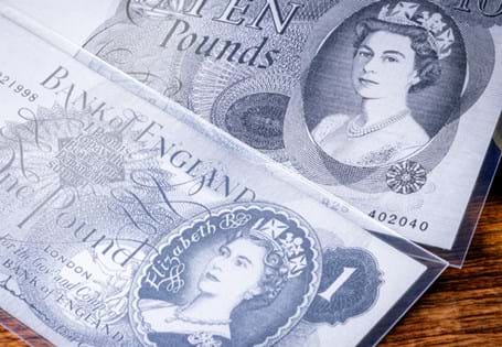 This pair brings together Silver reproductions of the first £1 and £10 banknotes issued under Elizabeth II